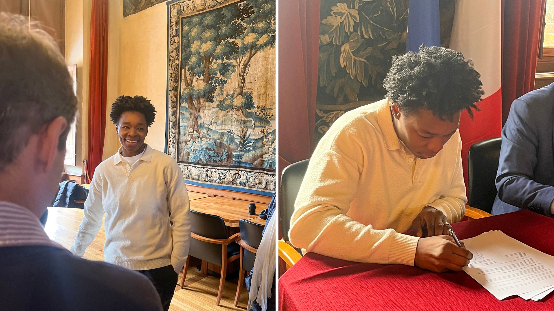 Le championne de judo Audrey Tcheuméo en train de signer au C'Chartres Judo
