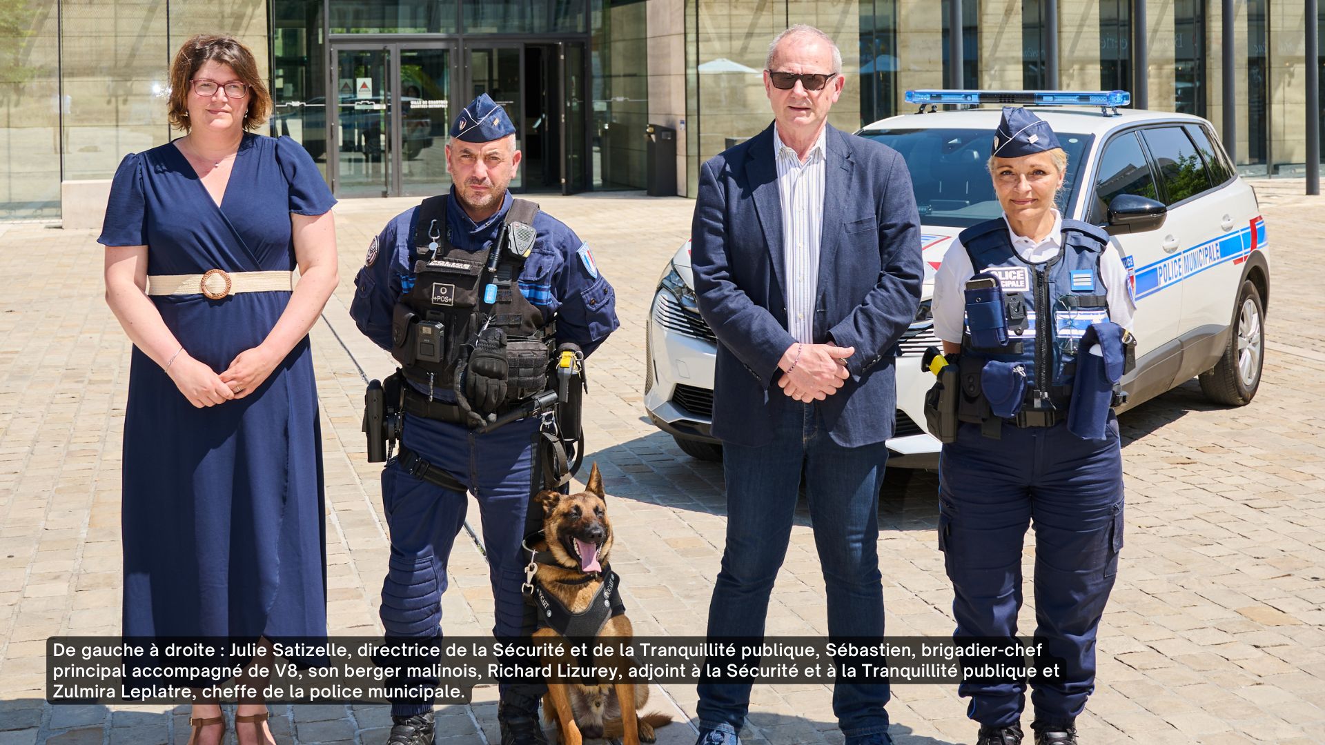 Julie Satizelle, directrice de la Sécurité et de la Tranquillité publique, Sébastien, brigadier-chef principal accompagné de V8, son berger malinois, Richard Lizurey, adjoint à la Sécurité et à la Tranquillité publique et Zulmira Leplatre, cheffe de la police municipale.