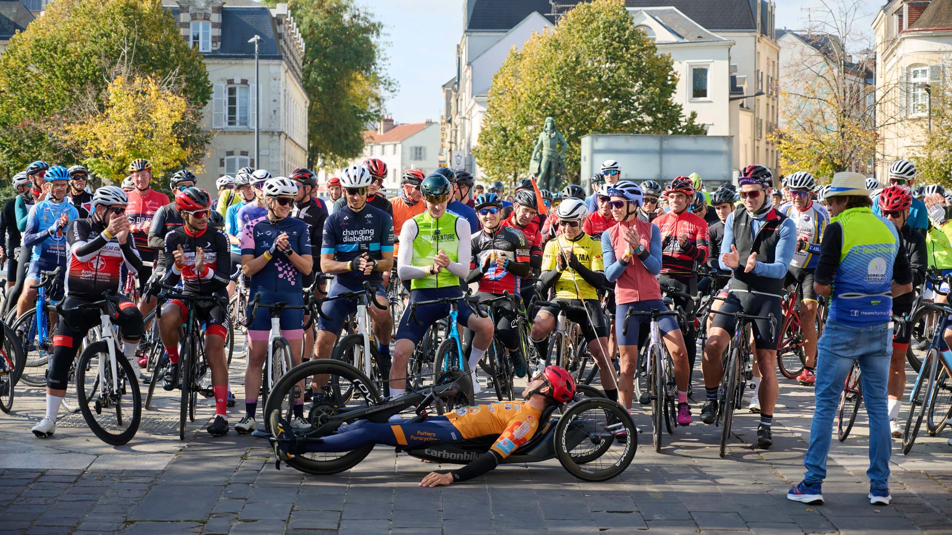 C'Team Chartres : la passion du guidon Les cyclistes participant à la course organisée par C'Team Chartres, sur la place des Épars