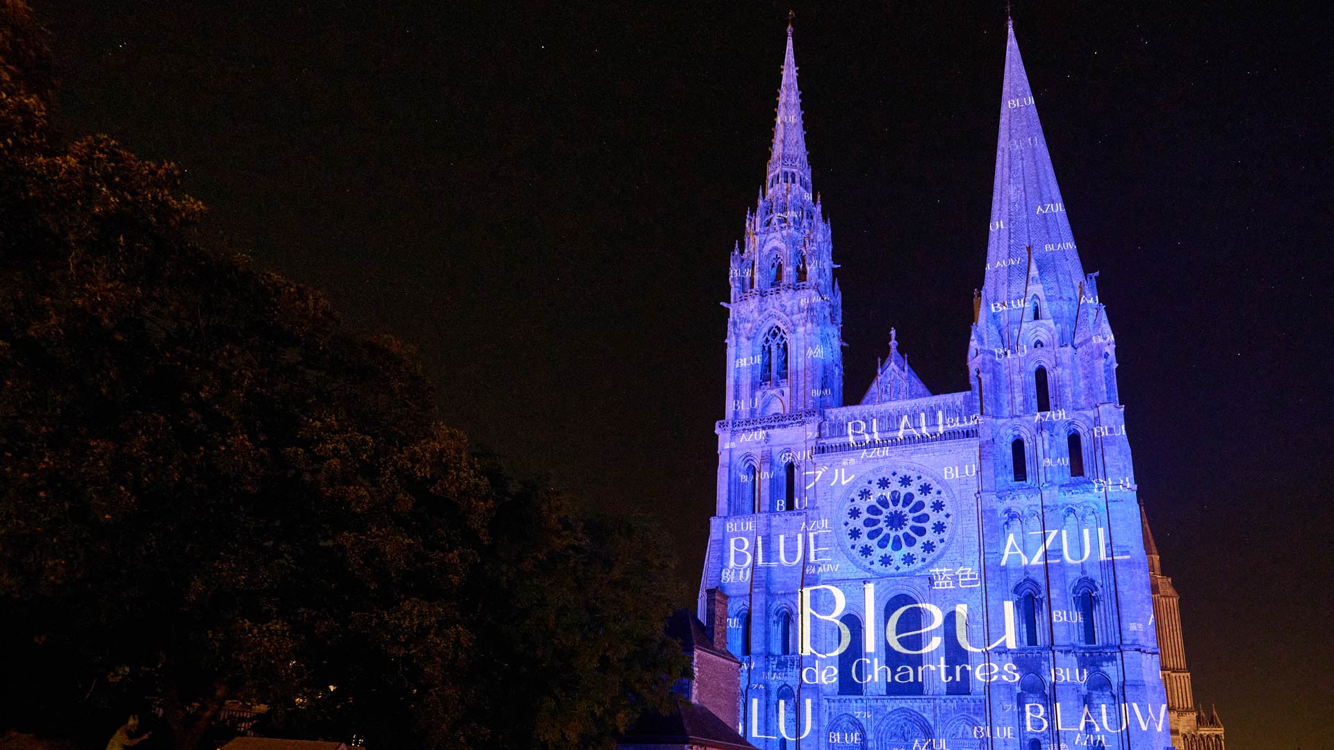 La nouvelle scénographie Chartres en lumières sur le portail royal de la cathédrale Notre-Dame