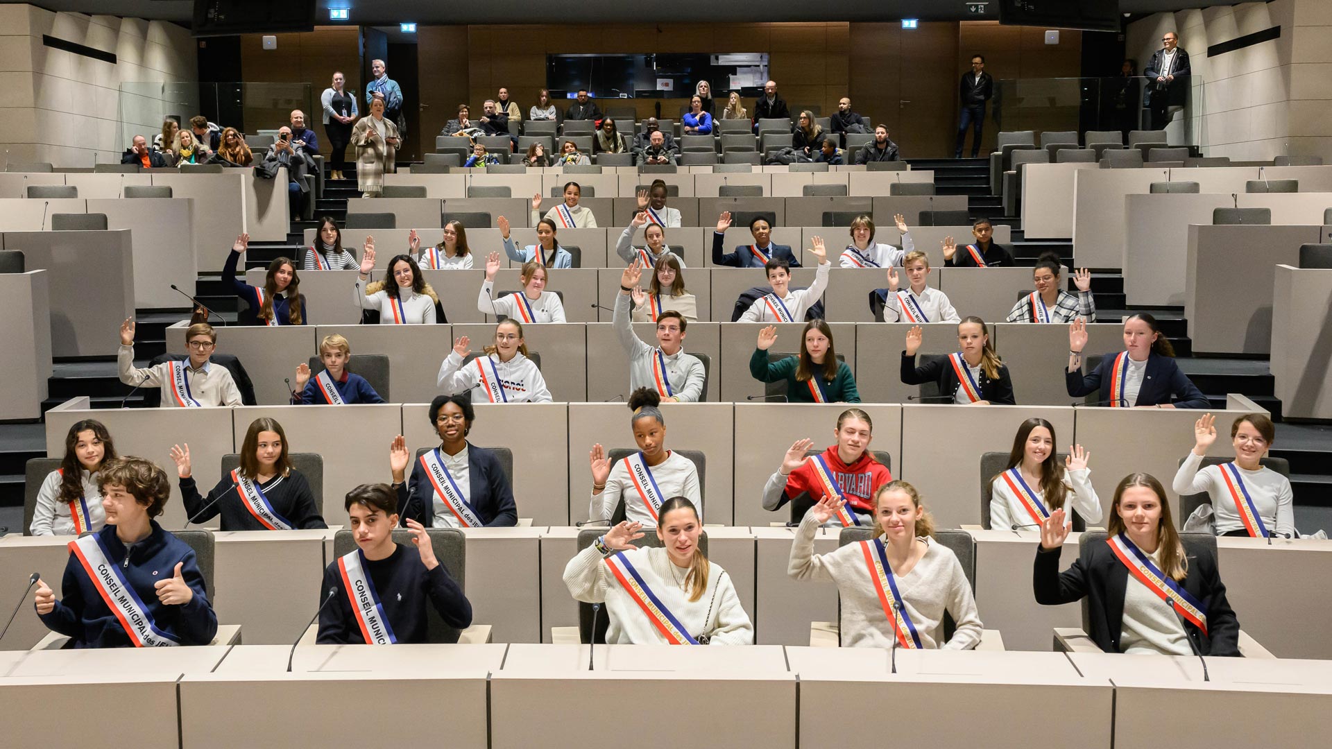 Le Conseil municipal de la jeunesse rassemblé dans l'hémicycle de Autricum – Hôtel de Ville