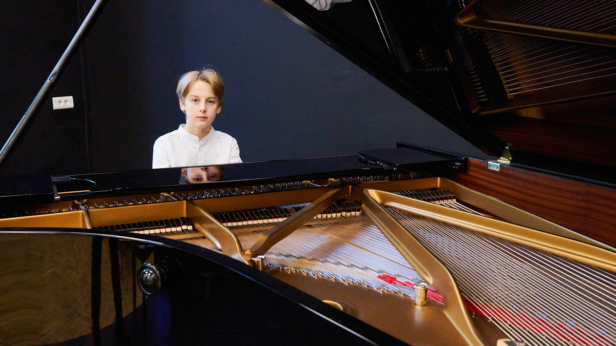 Léandre Coccitto devant son piano au conservatoire.