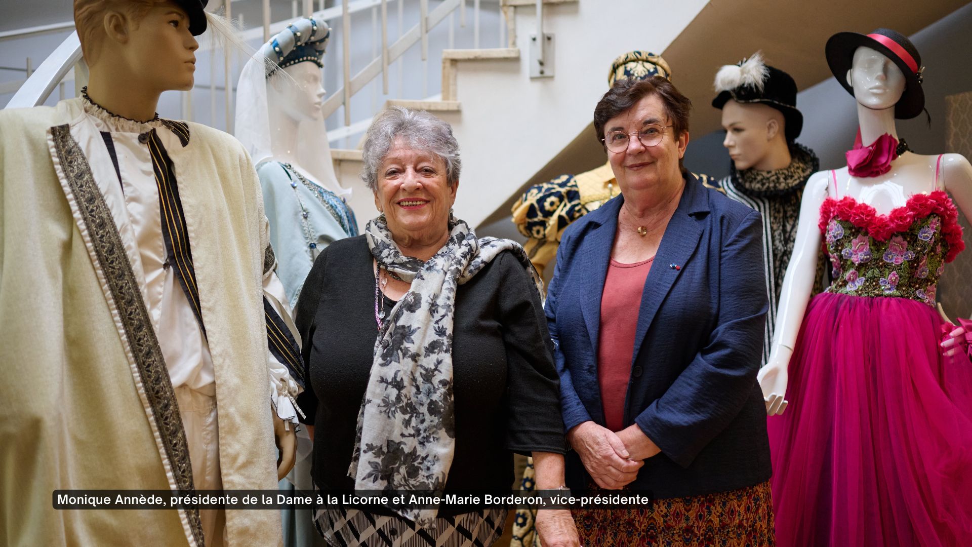 Monique Annède, présidente de la Dame à la Licorne et Anne-Marie Borderon, vice-présidente, devant des costumes réalisés par l'association