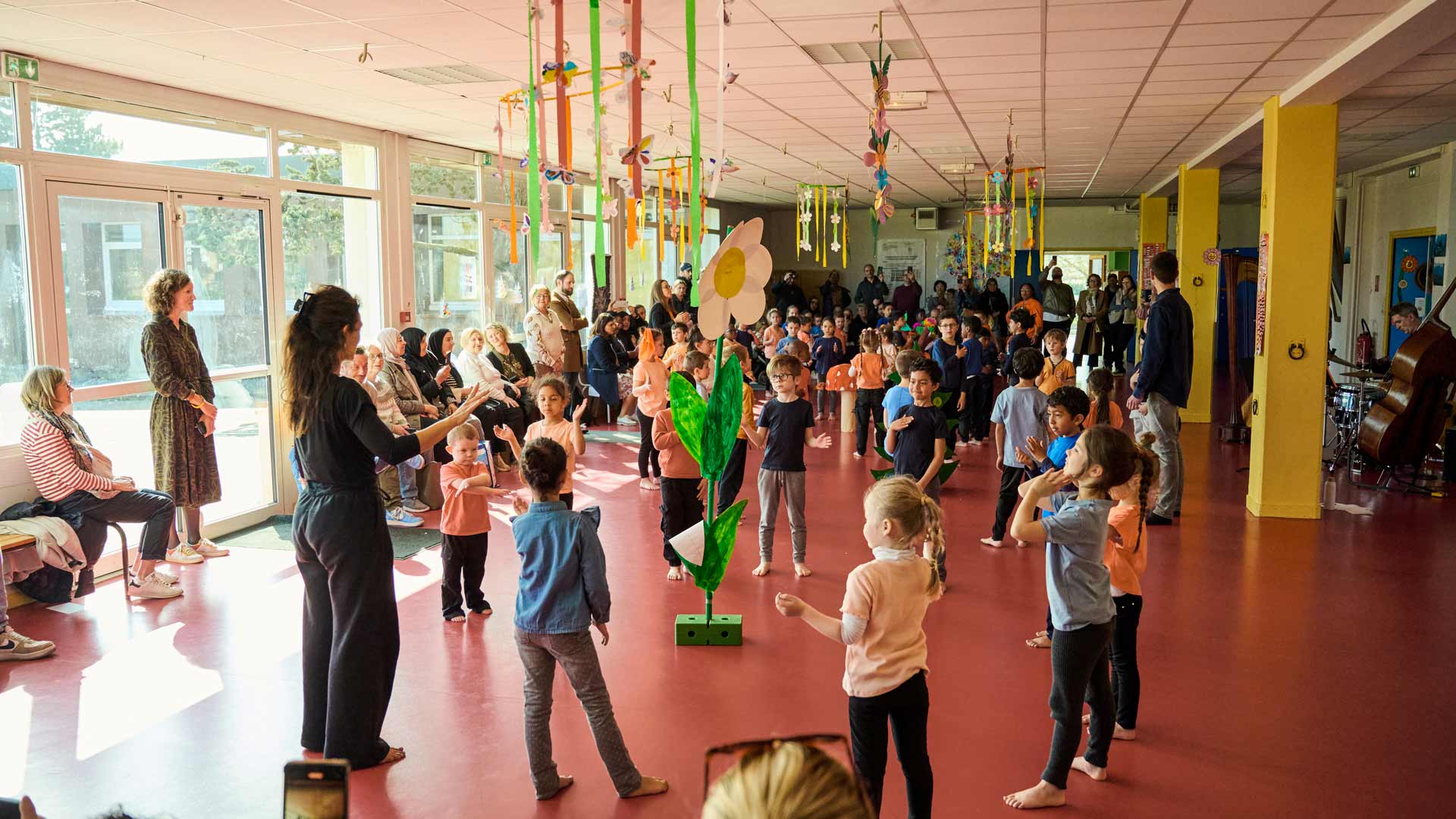Écoliers et professeurs du Conservatoire s'échauffant dans une salle décorée