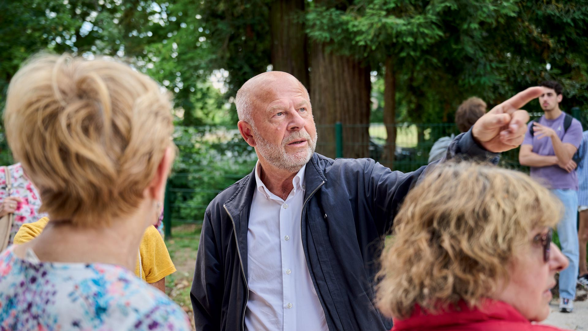 Jean-Pierre Gorges, maire de Chartres avce des CHartrains lors de l'inauguration du parc du Rigeard