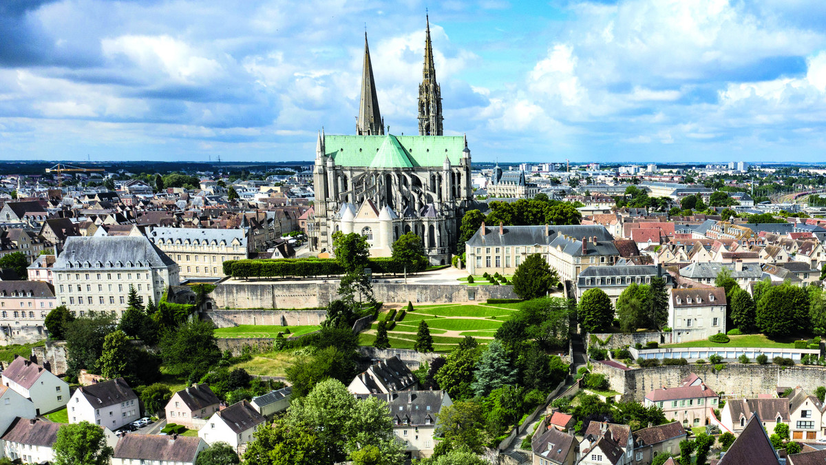 Vue aérienne du jardin de l'évêché devant la cathédrale.