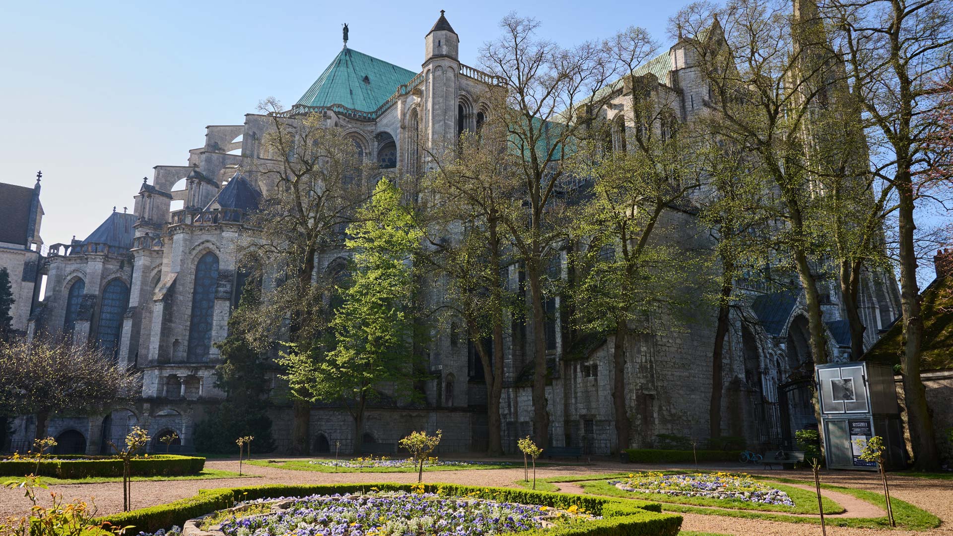 Label Villes et villages fleuris : la reconnaissance d'une qualité de vie Jardin du musée des Beaux-Arts, avec des parterres de fleurs, des arbres et une vue sur la cathédrale