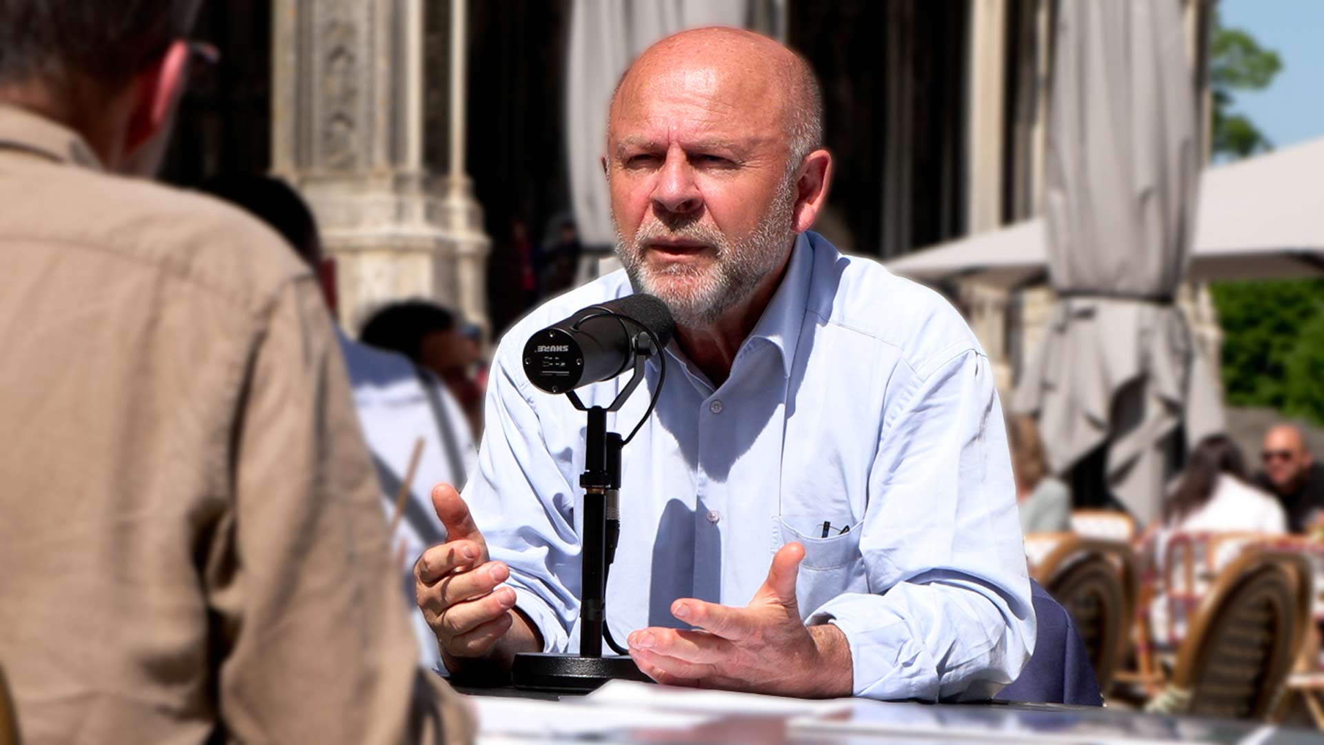 Le maire Jean-Pierre Gorges au micro d'une radio locale sur une terrasse du cœur de ville