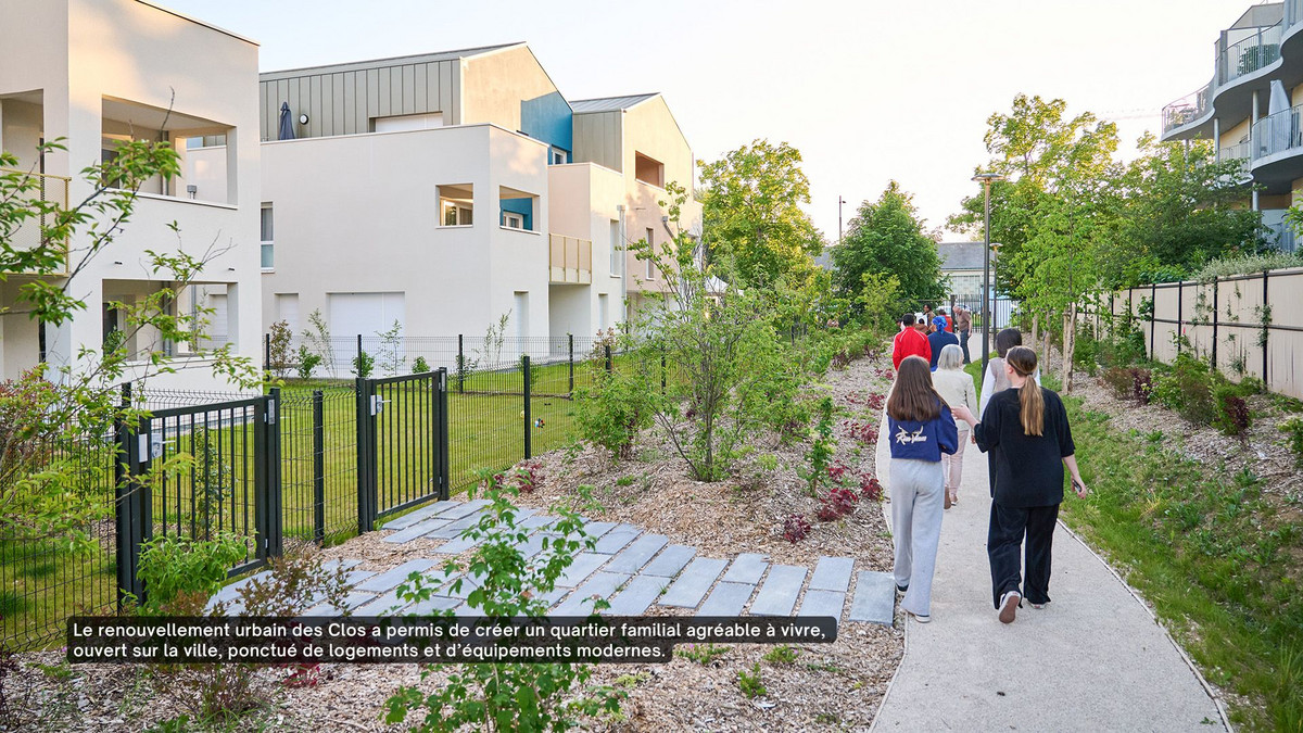 Des habitants se promènent dans le quartier des Clos