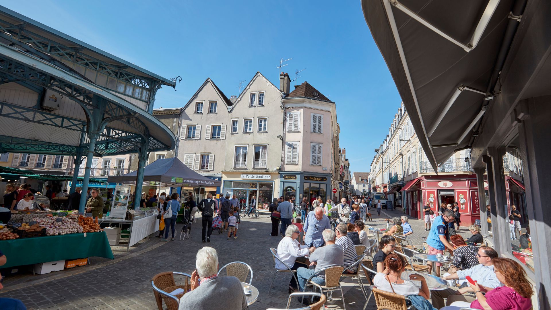 Personnes profitant d'une terrasse de café pendant un jour de marché à Chartres