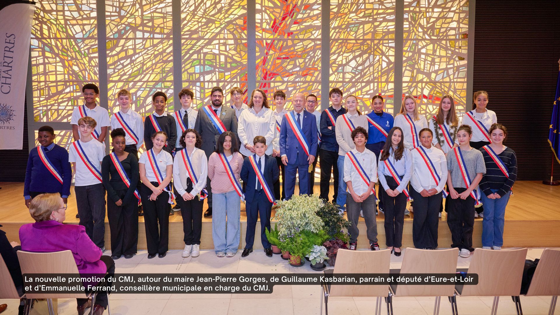 La nouvelle promotion du CMJ, autour du maire Jean-Pierre Gorges, lors d'une cérémonie d'intronisation à Autricum - Hôtel de Ville