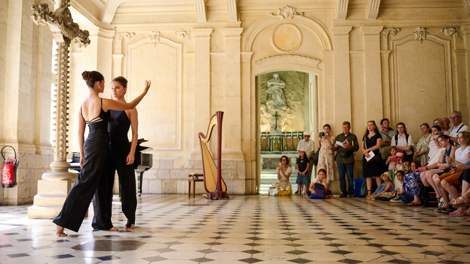 Danseuses du Conservatoire de Chartres dansant au musée des Beaux-Arts