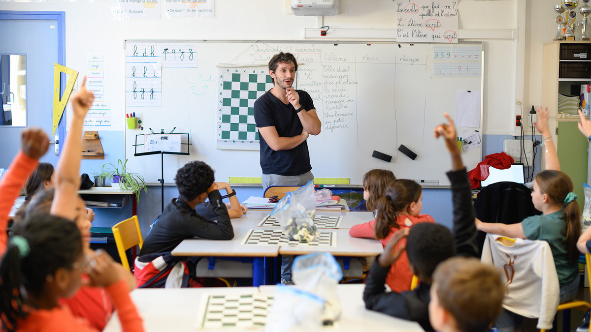 Un professeur parle à ses élèves dans une salle de classe.