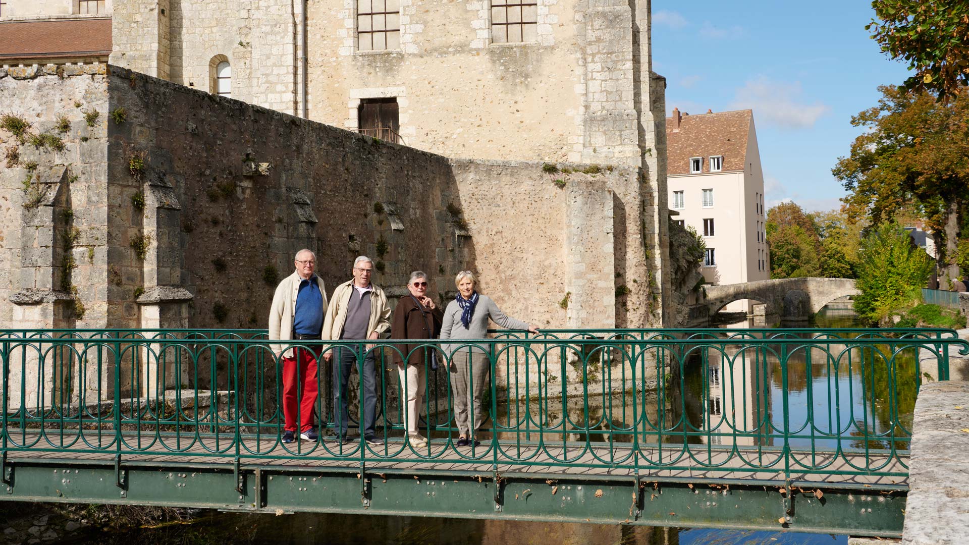 Les membres de la Société généalogique d'Eure-et-Loir sur la passerelle au dessus de l'Eure, à côté de la collégiale Saint-André