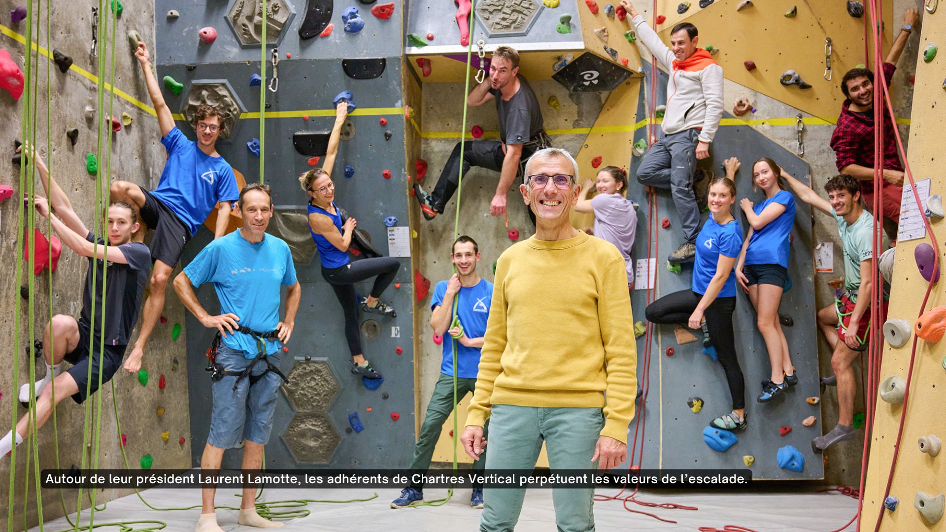 Le pr&eacute;sident de Chartres Vertical entour&eacute; des adh&eacute;rents du club.