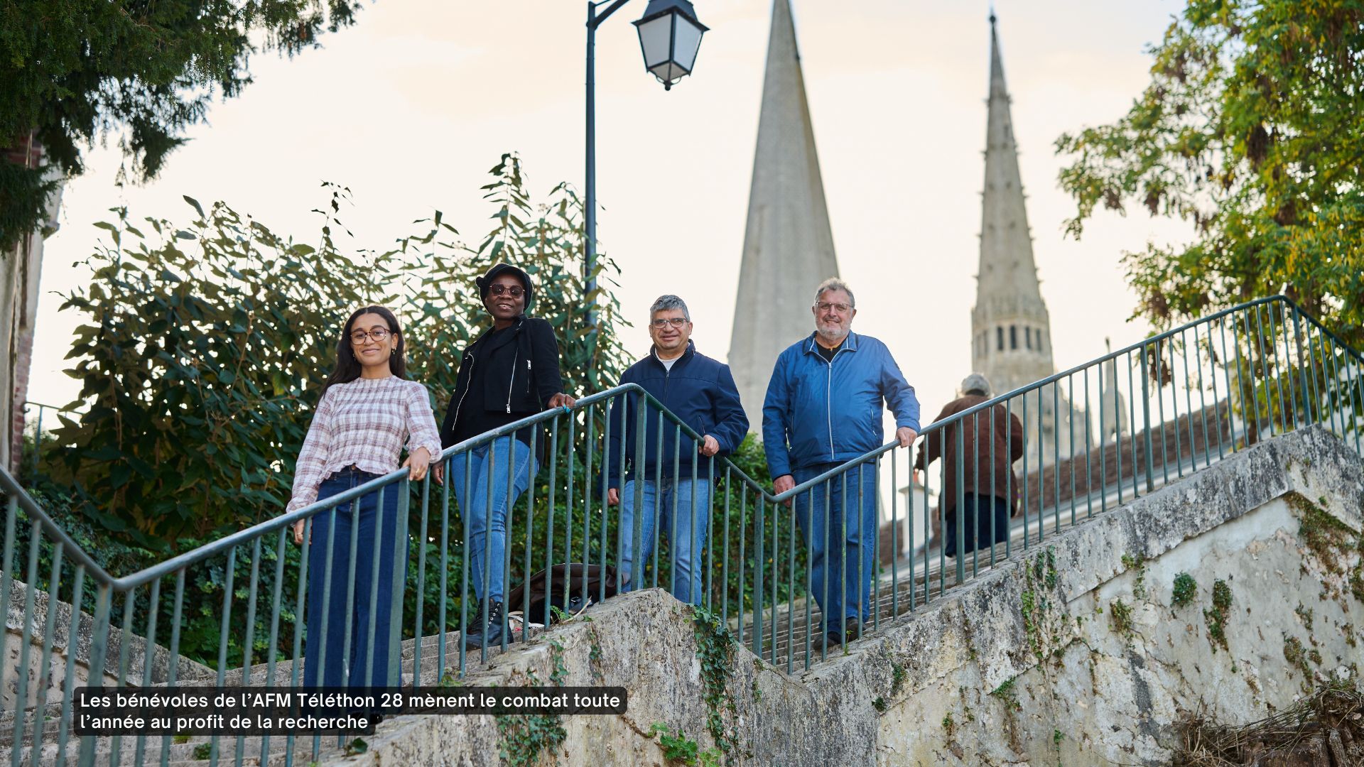 Les bénévoles de l’AFM Téléthon 28 posant des les escaliers de la place de la poissonnerie à Chartres