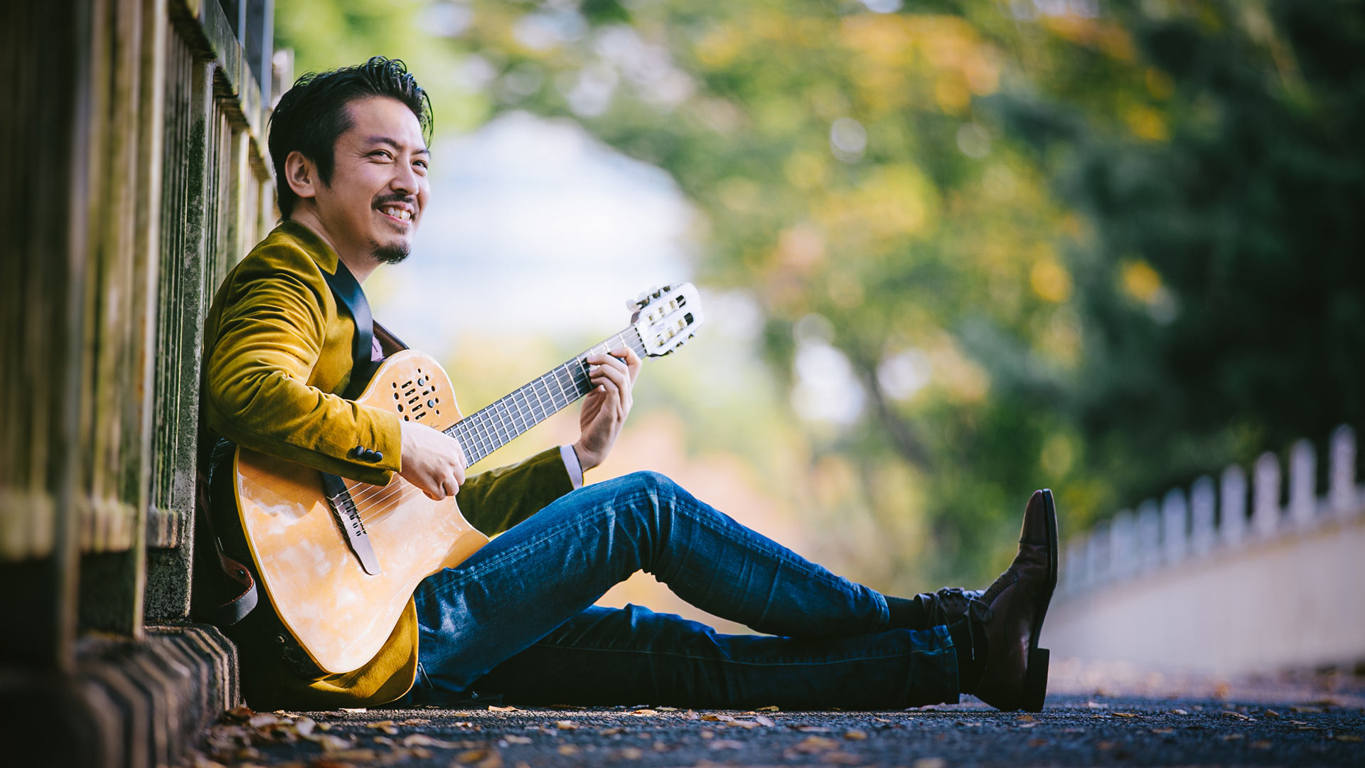 Tomohiro Maeda : la guitare en bandoulière Tomohiro Maeda avec sa guitare