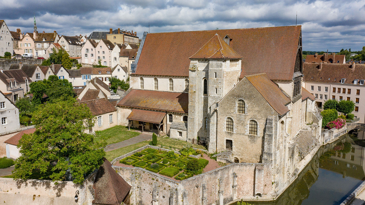 Vue a&eacute;rienne de la coll&eacute;giale Saint-Andr&eacute;