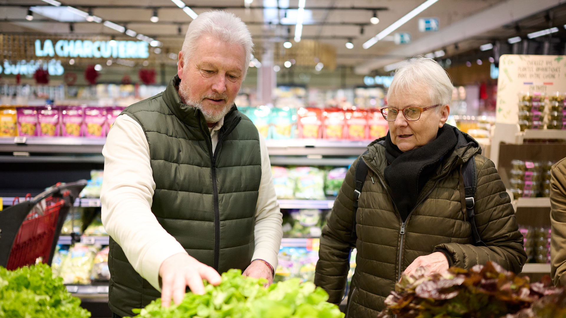Un agent de la CCAS accompagnant une personne ag&eacute;e dans ses courses