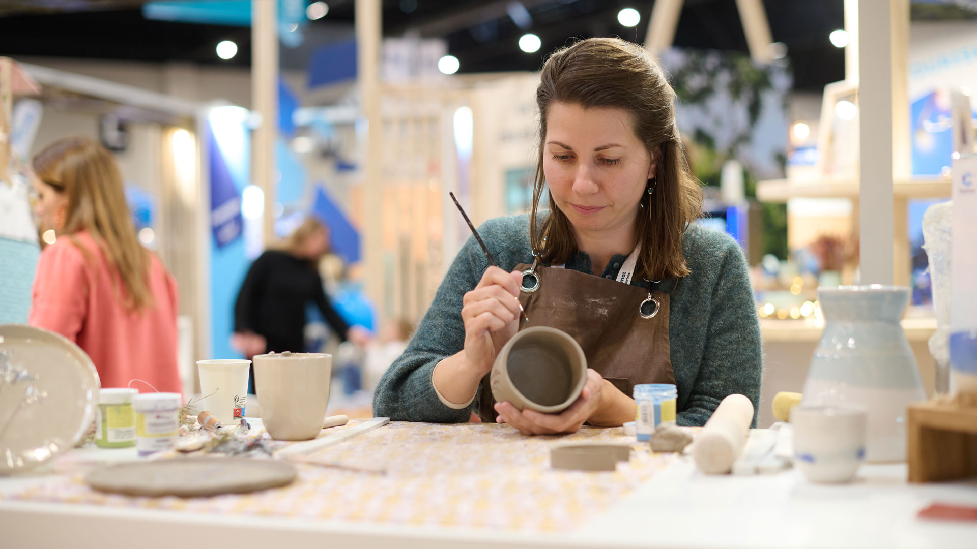 C&eacute;ramiste en d&eacute;monstration lors du salon l'Artisanat C'Chartres
