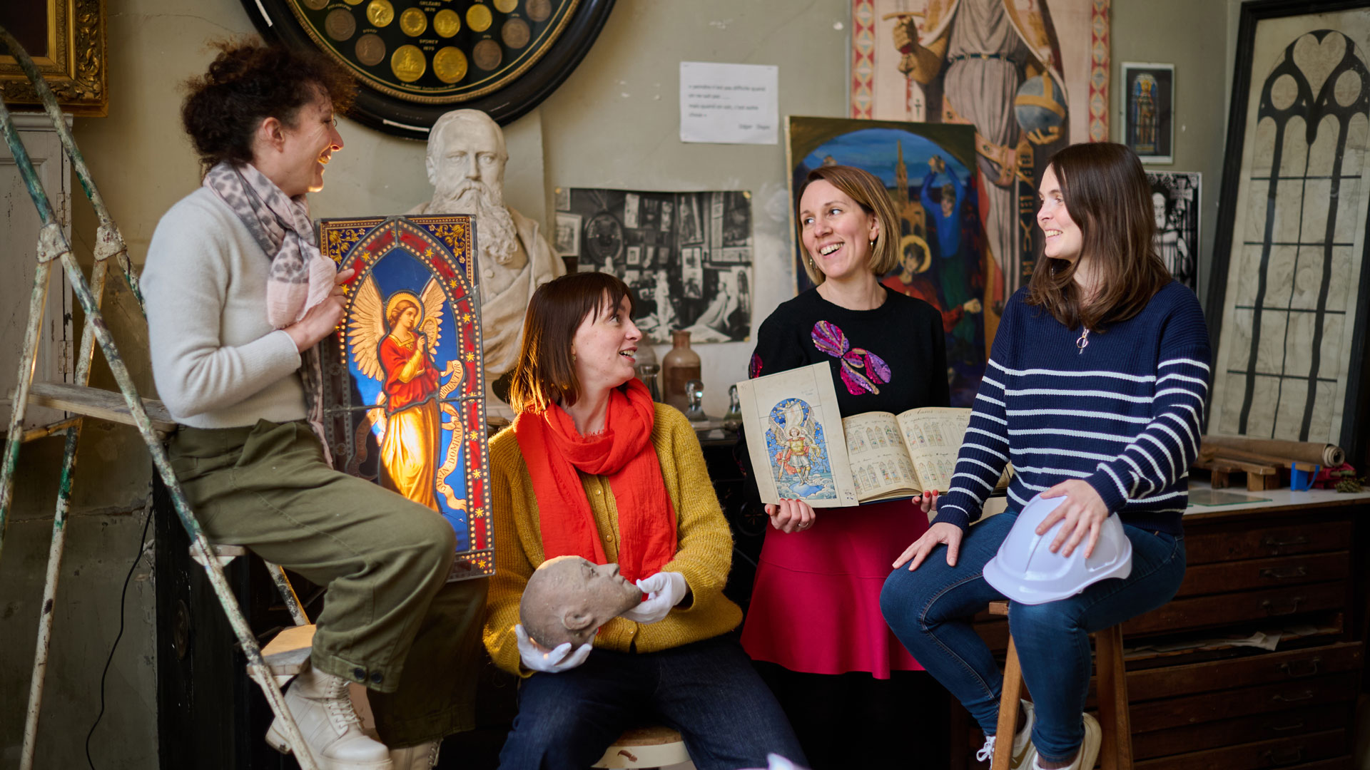 Une &eacute;quipe de choc au service d&rsquo;un embl&egrave;me de notre patrimoine. De gauche &agrave; droite posant dans les ateliers sur fond de vitraux et esquisses : &Eacute;lodie Vally, Genevi&egrave;ve Gascuel, No&eacute;mie Dohey-Zorzetto et Tiphaine Longuet.