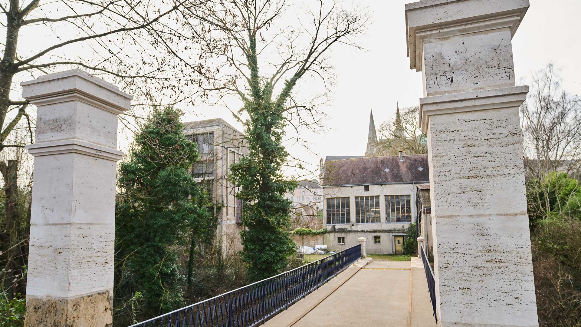 La nouvelle passerelle des ateliers Lorin, avec ses imposants piliers, remise en &eacute;tat selon des savoir-faire historiques