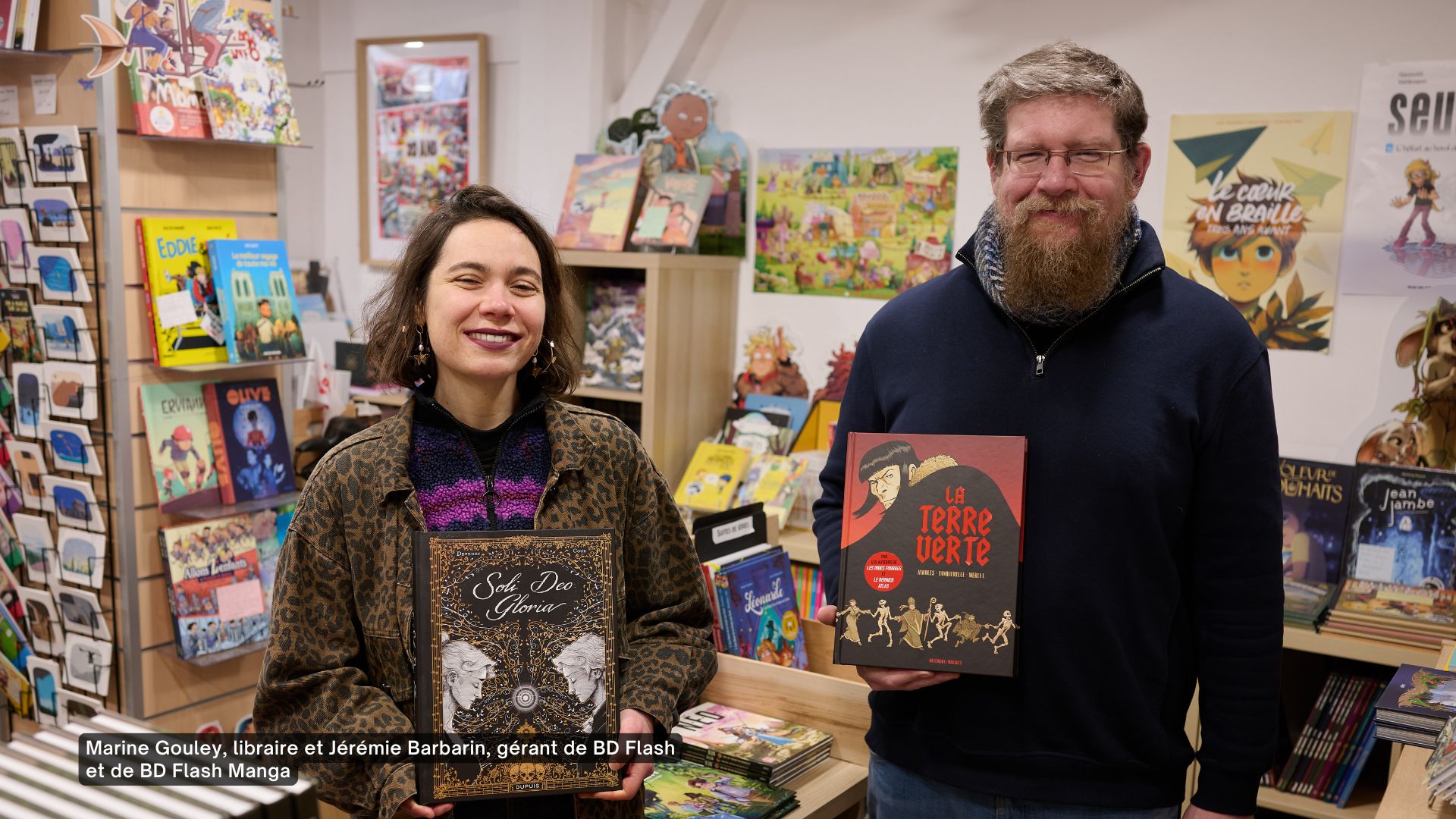 Marine Gouley, libraire et J&eacute;r&eacute;mie Barbarin, g&eacute;rant de BD Flash et de BD Flash Manga, qui tiennent leurs BD coup de c&oelig;ur