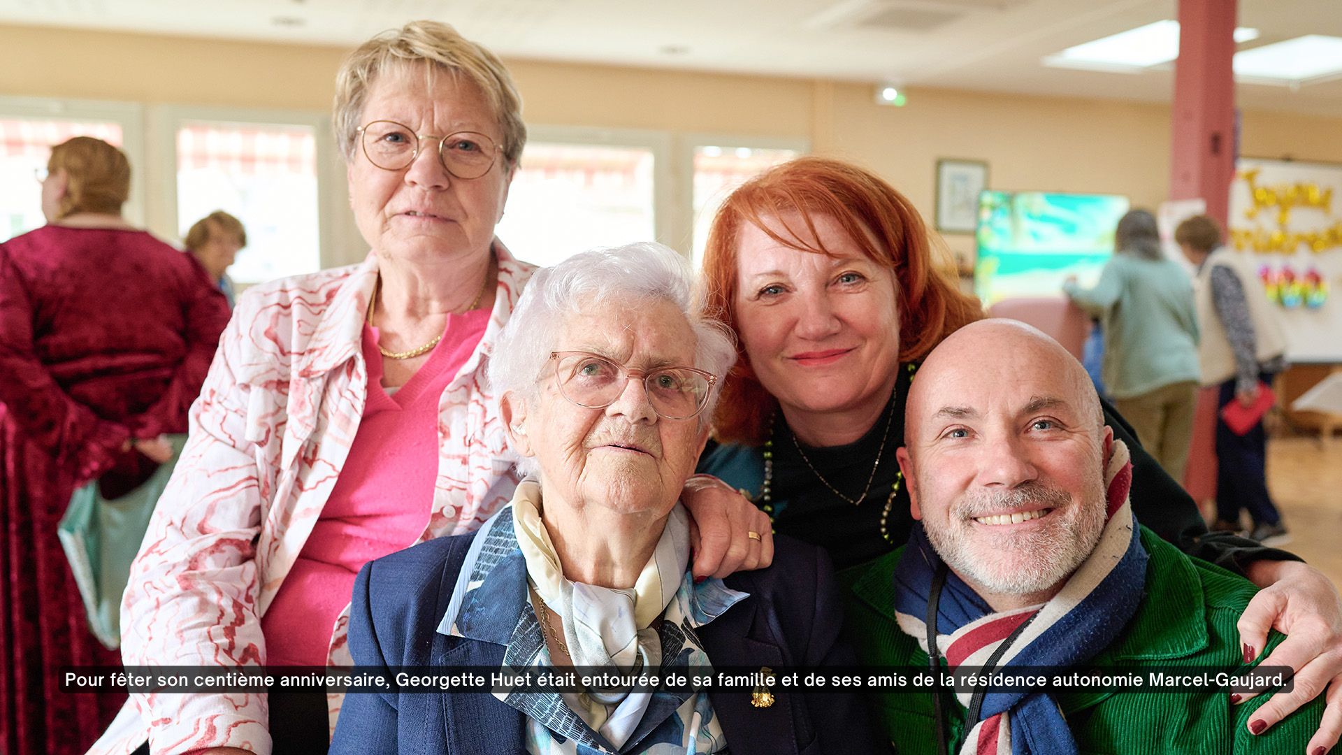 Portrait de Georgette Huet qui f&ecirc;te ses 100 ans, entour&eacute;e de sa famille &agrave; la r&eacute;sidence autonomie Marcel Gaujard