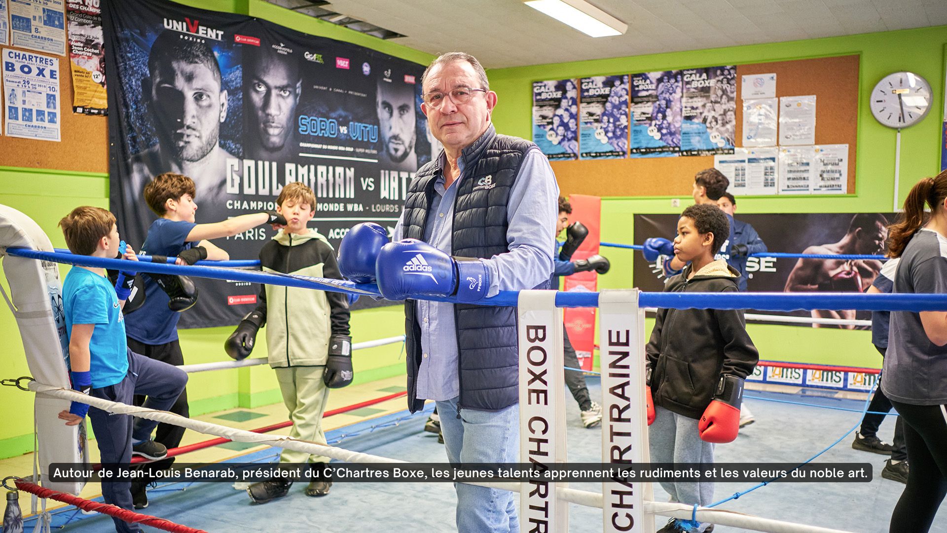 Le pr&eacute;sident du C'Chartres Boxe entour&eacute; de jeunes qui d&eacute;couvrent la boxe sur le ring.
