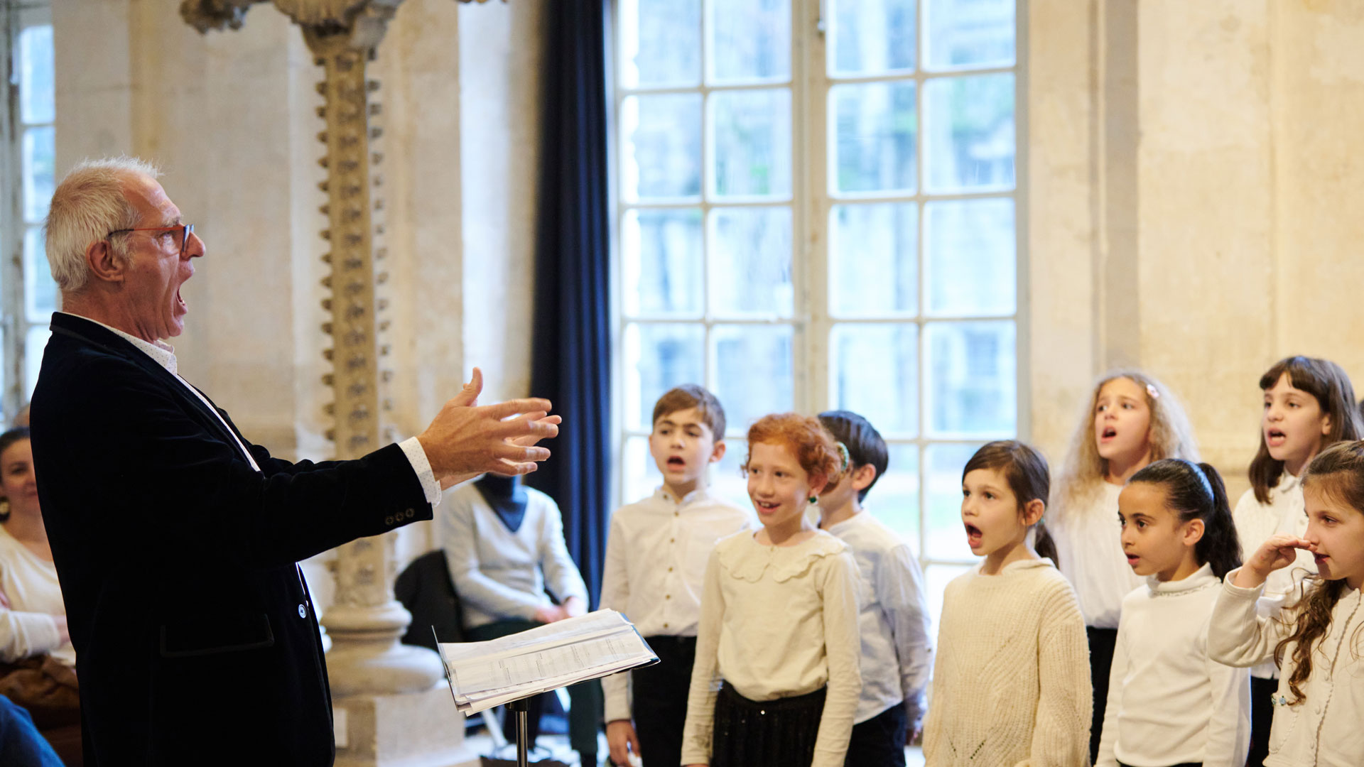 Philippe Fr&eacute;mont qui dirige avec brio le choeur des jeunes chanteurs du Conservatoire au mus&eacute;e des Beaux-Arts