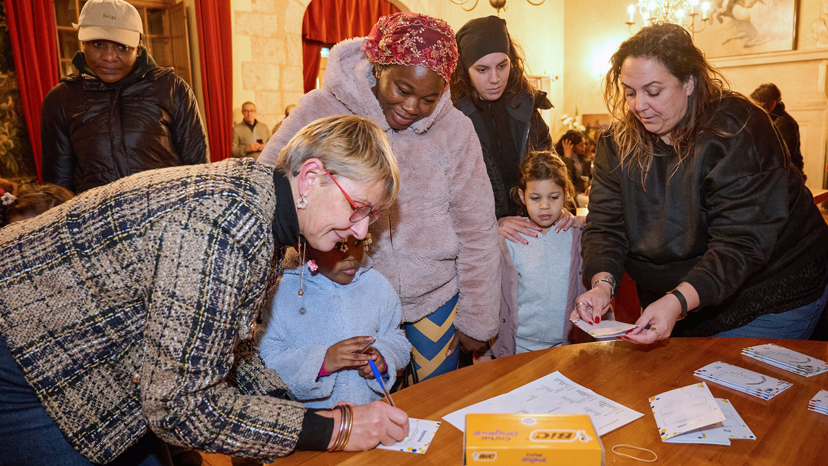 Des parents d'&eacute;l&egrave;ves signent leur contrat d'engagement &agrave; Autricum - H&ocirc;tel de Ville. 