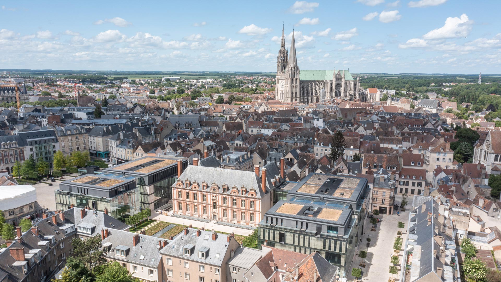 Vue a&eacute;rienne du centre-ville de Chartres, avec l'h&ocirc;tel de Ville au premier plan et la cath&eacute;drale en fond