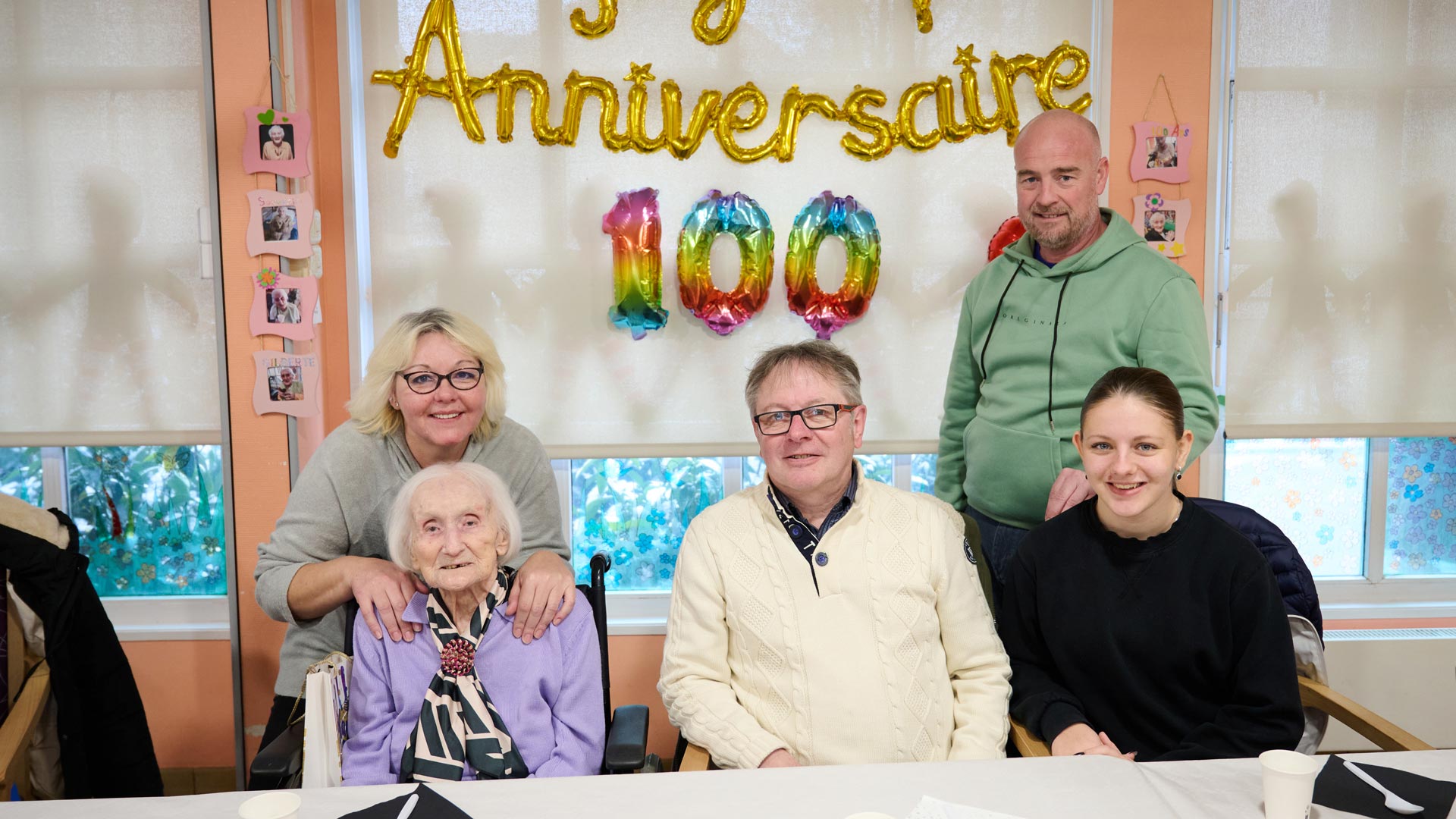 Gilberte Temp&ecirc;te entour&eacute;e de sa famille pour son 100e anniversaire