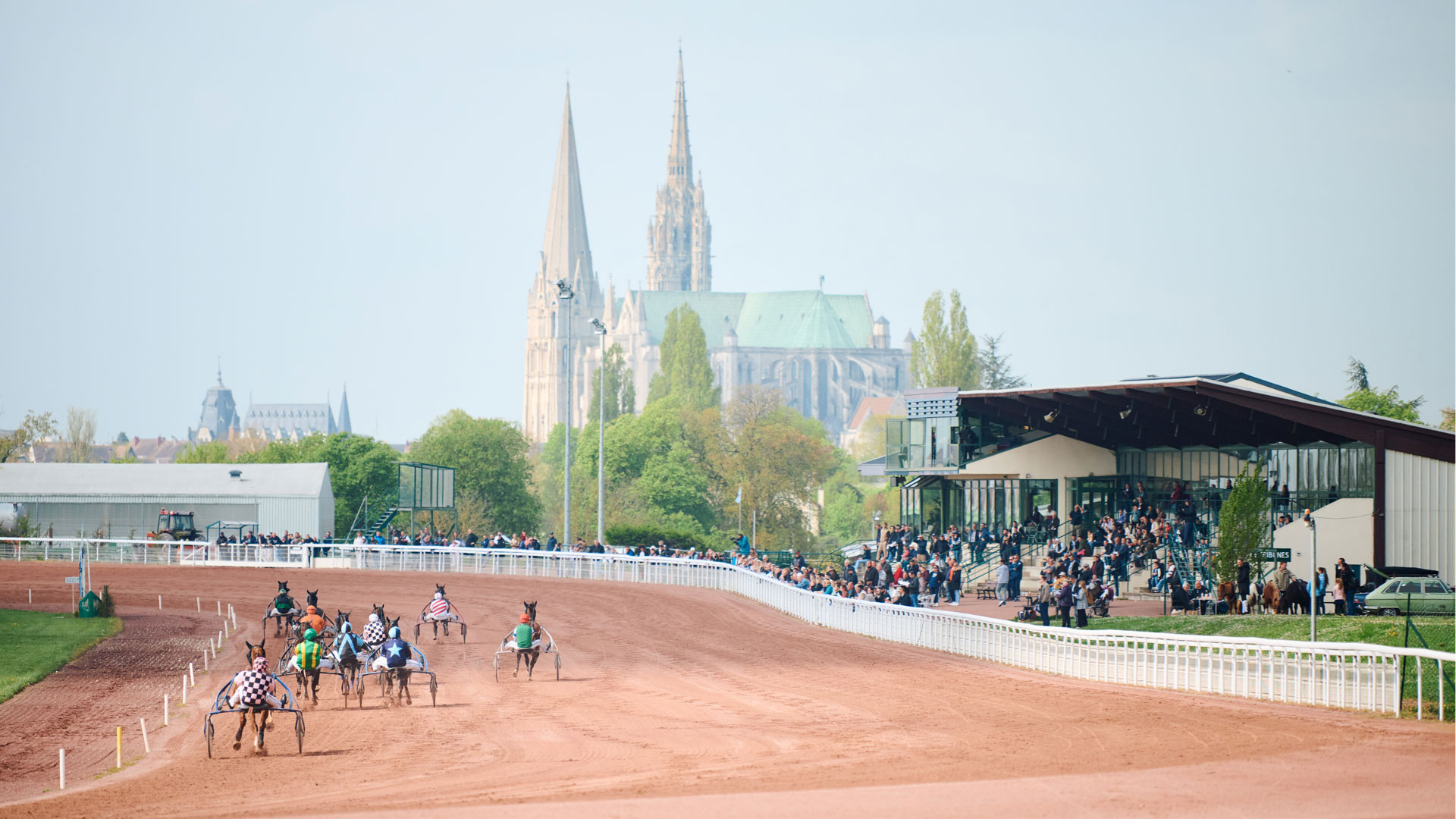 Course hippique &agrave; l'hippodrome de Chartres avec la cath&eacute;drale de Chartres en fond