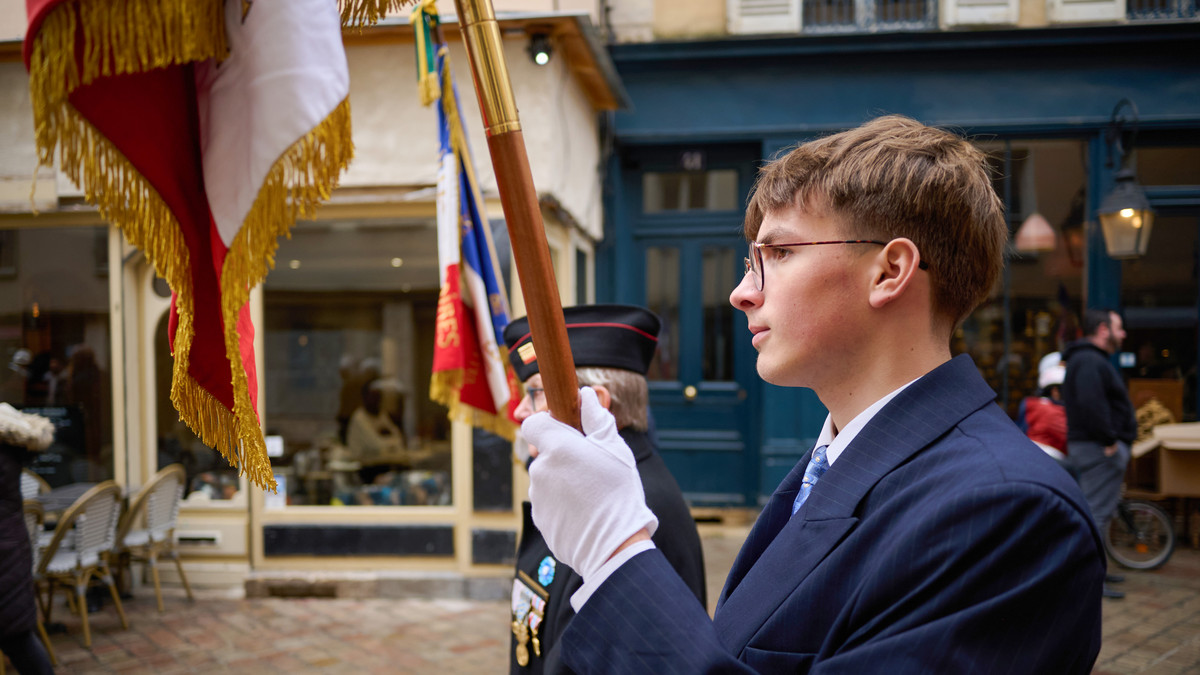 Un jeune porte-drapeaux d&eacute;filant dans une rue de Chartres.