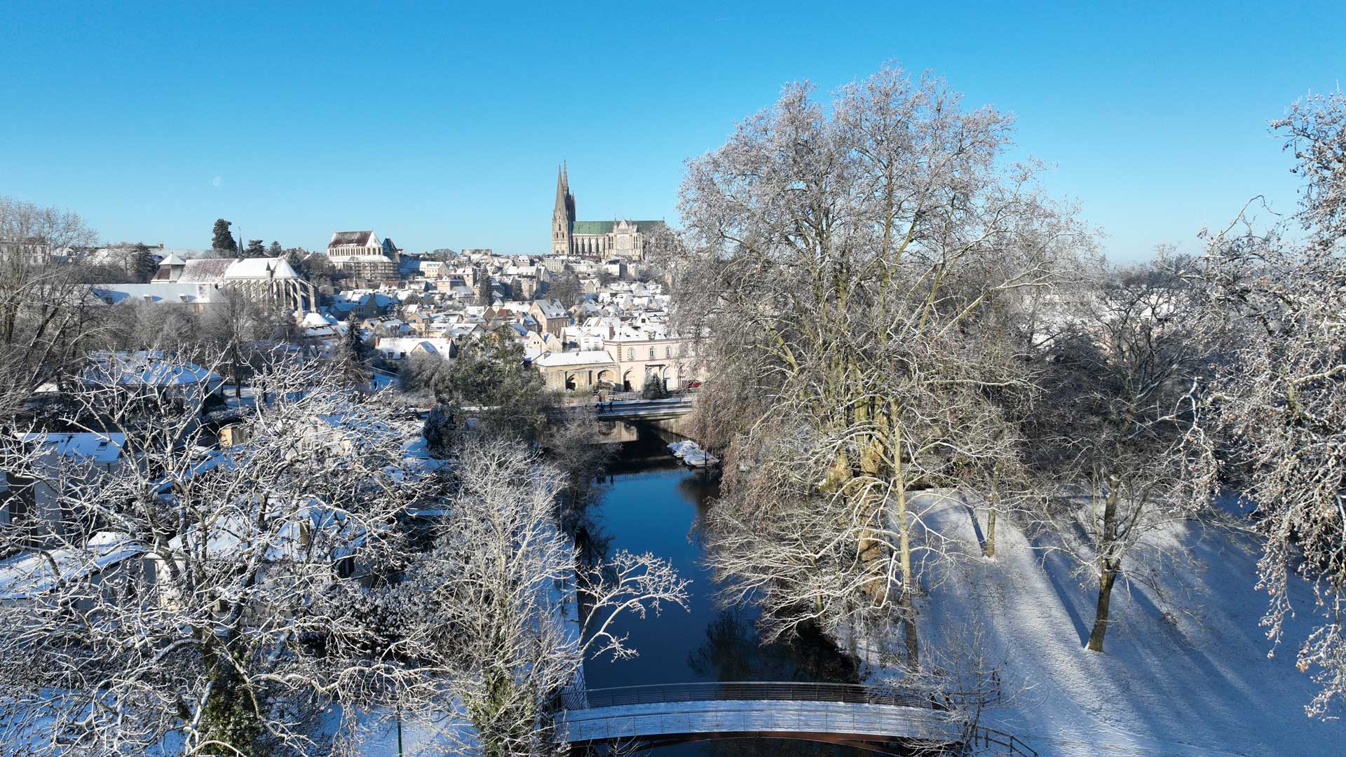 Le parc des Bords de l'Eure sous la neige, avec la cath&eacute;drale de Chartres en fond