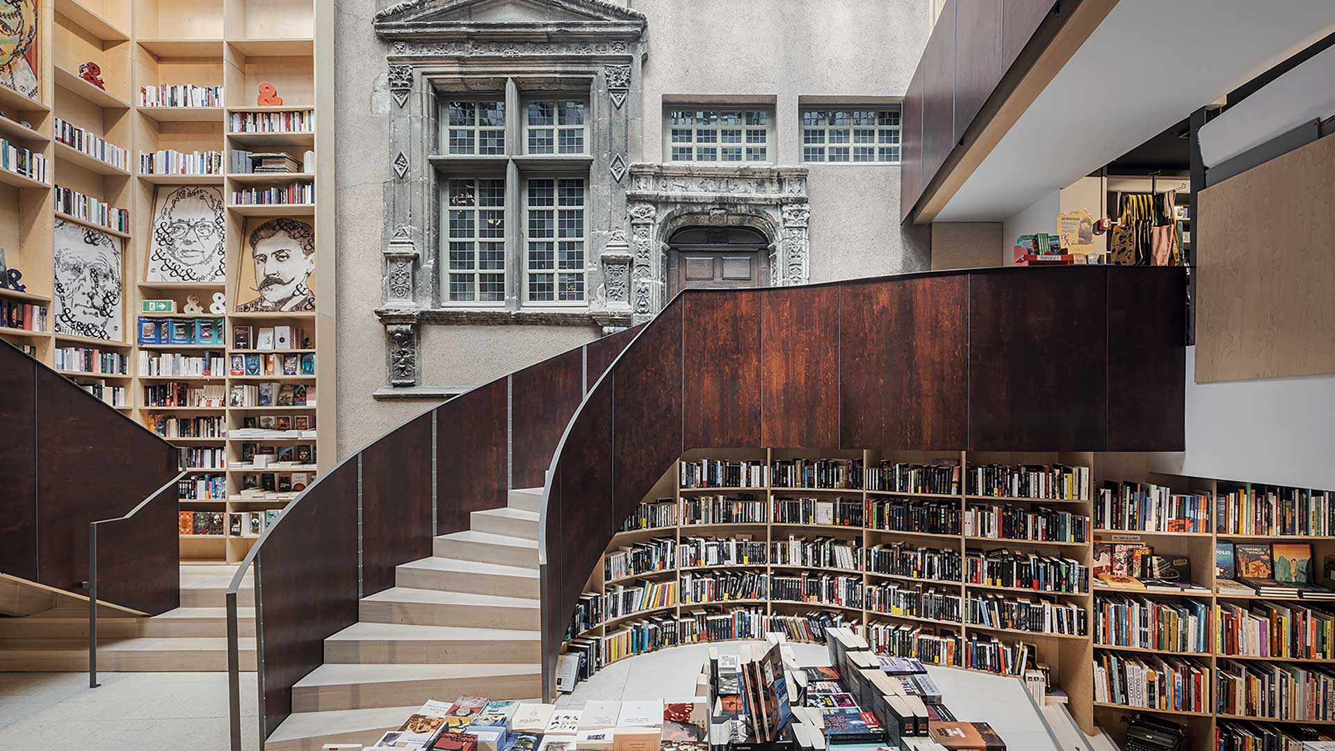 L'int&eacute;rieur de la l&rsquo;Esperlu&egrave;te, l'une des plus belles librairies du monde, avec des &eacute;tag&egrave;res recouvertes de livres