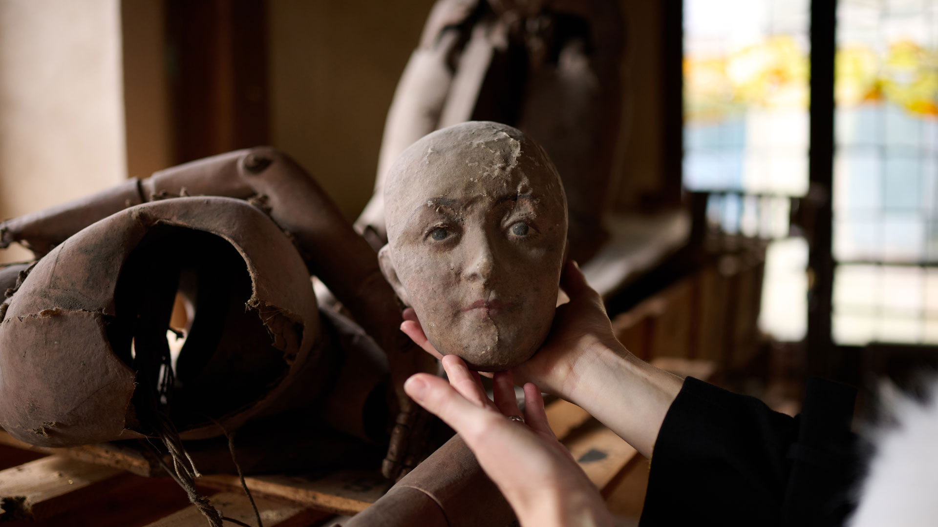 Mannequin du XIXe si&egrave;cle en pi&egrave;ce d&eacute;tach&eacute;e, avec la t&ecirc;te mis en avant dans des mains