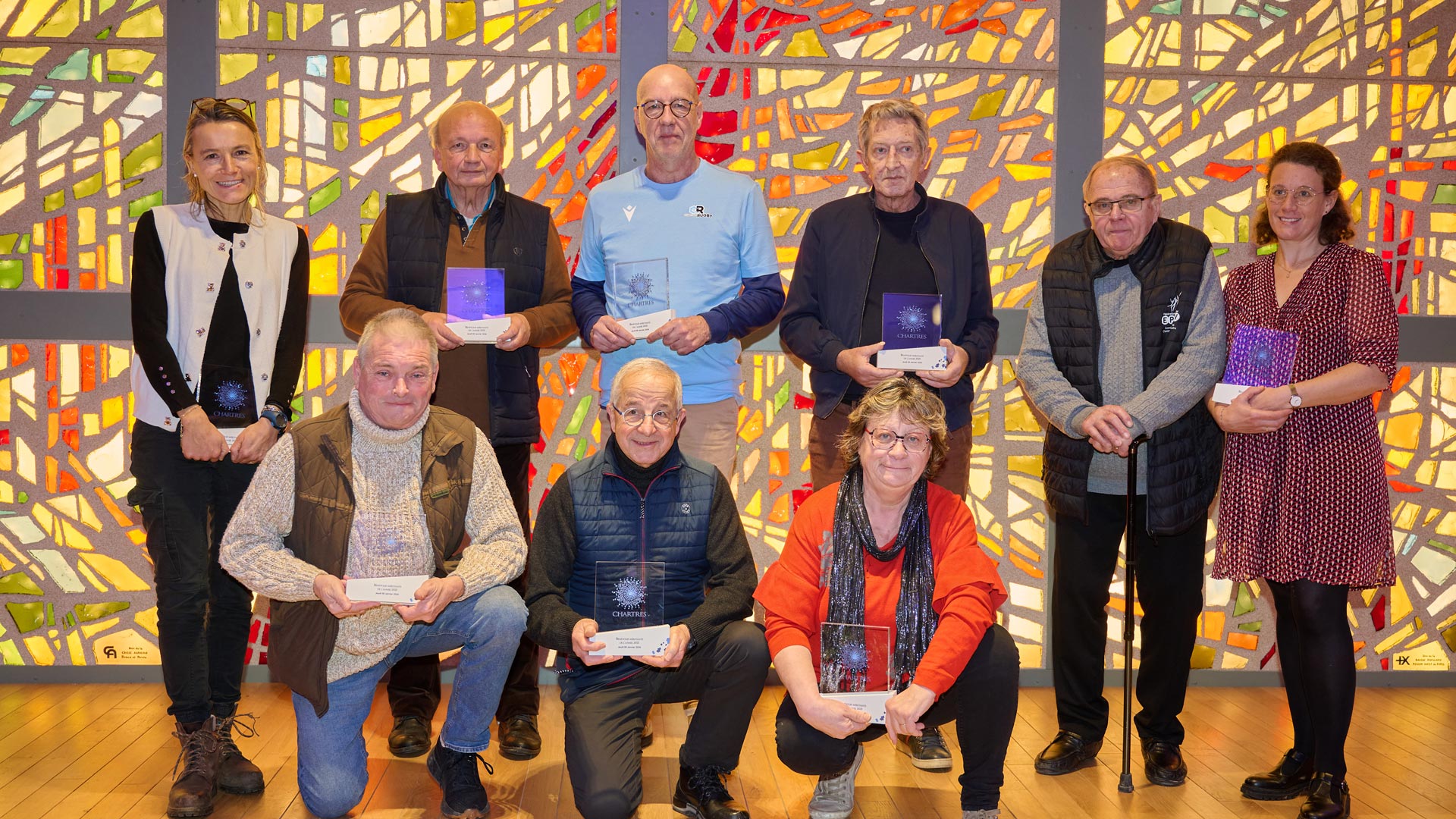 Les b&eacute;n&eacute;voles m&eacute;ritants 2026, tenant leur troph&eacute;e