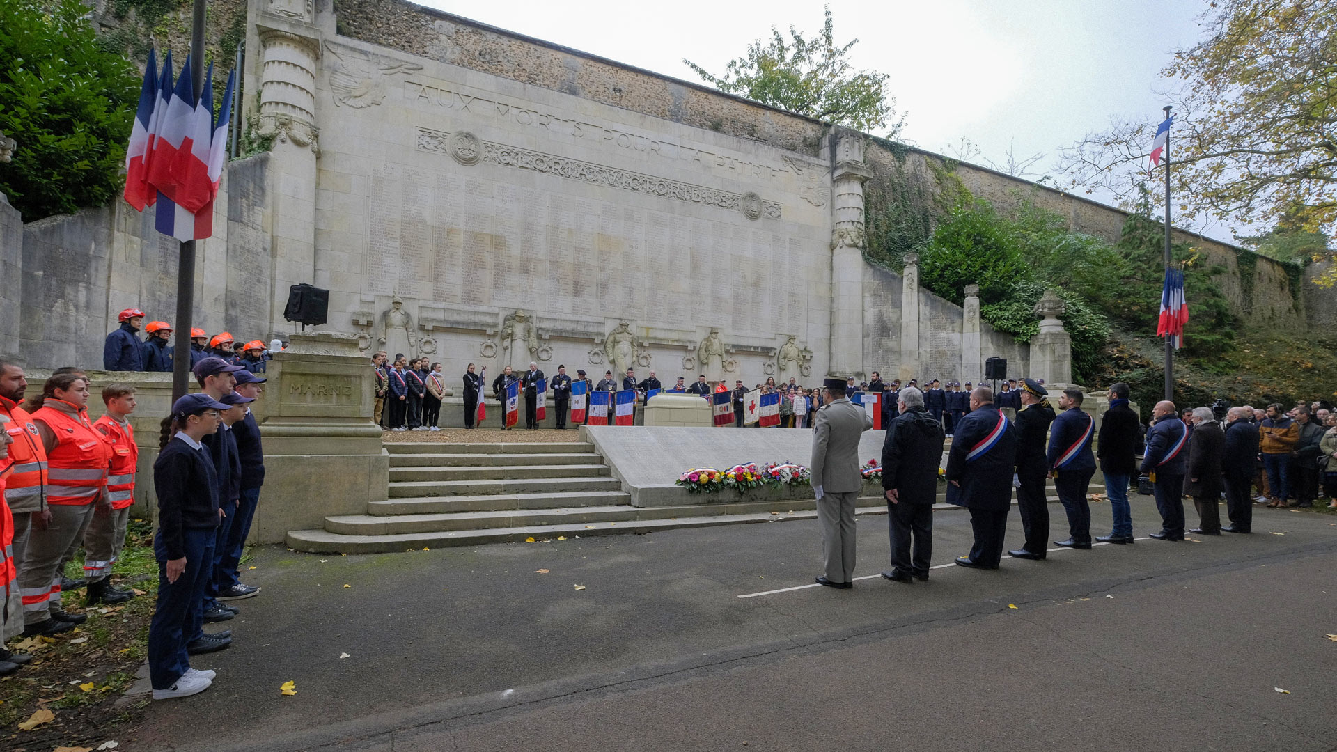 Commémoration devant un monument aux Morts