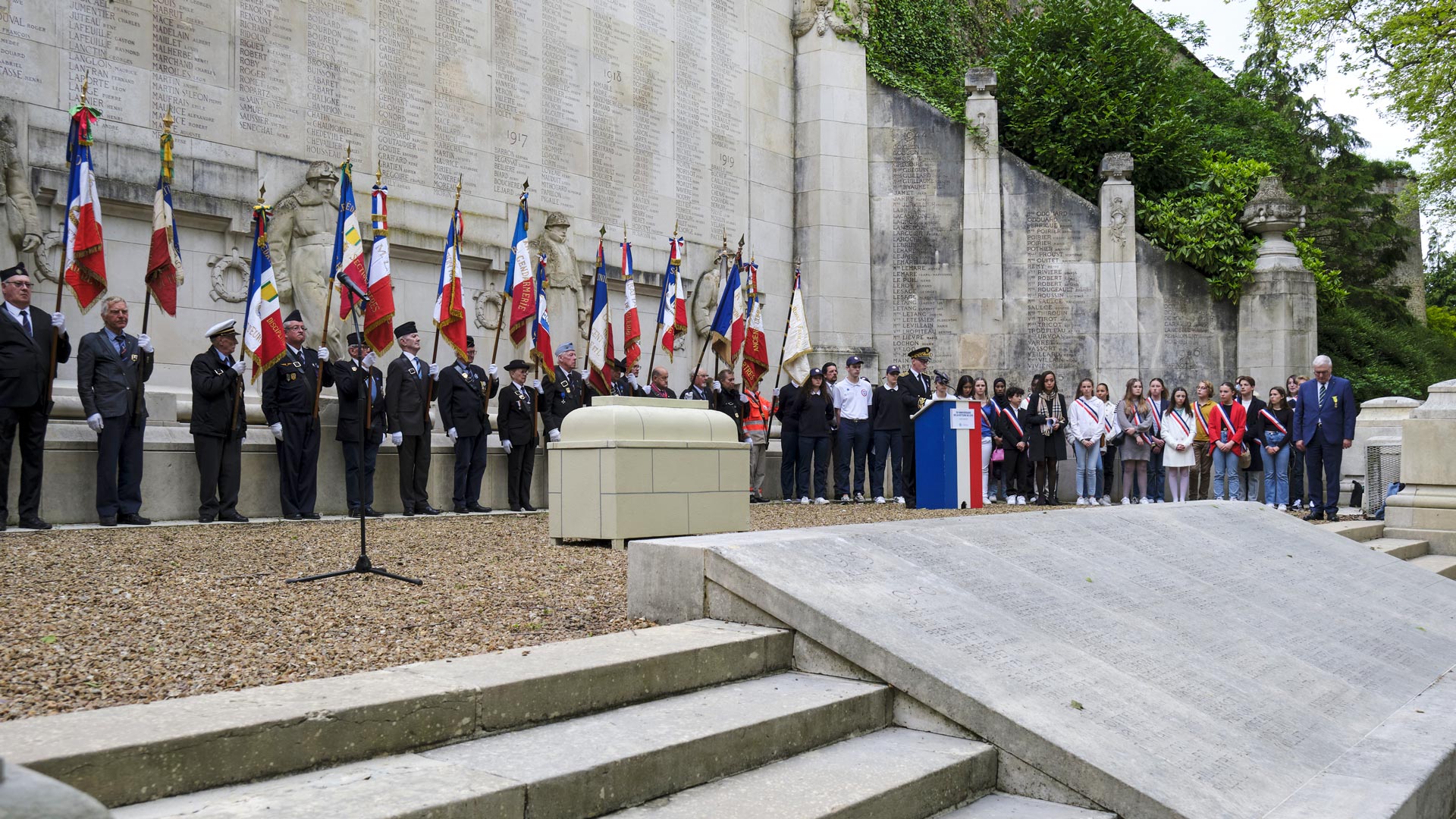 Commémoration de la Ville de Chartres au monument aux morts de guerres, butte des Charbonniers