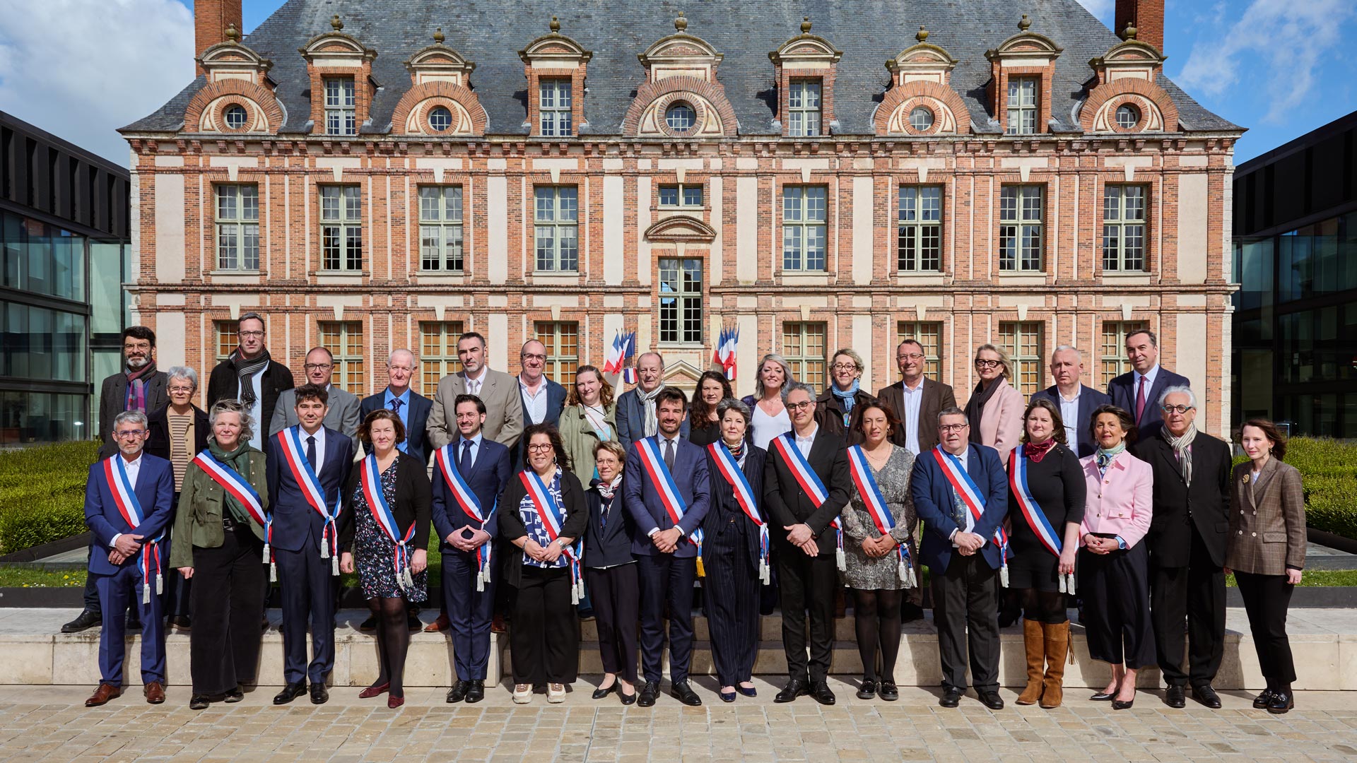Le conseil municipal 2026 de Chartres, posant devant l'h&ocirc;tel de Ville