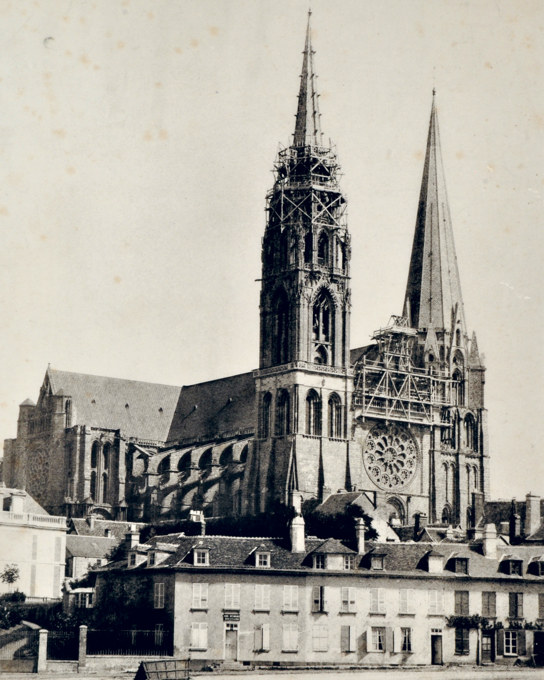 Incendie de 1836 : la cathédrale restaurée, photo de Lesecq en 1852, échafaudages pour travaux complémentaires – Ville de Chartres