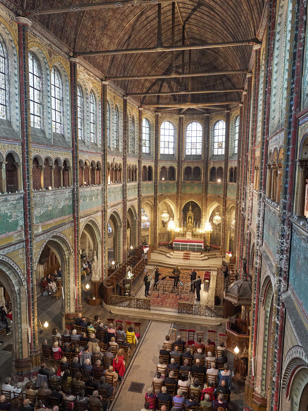 Église Saint-Aignan : intérieur avec ses murs peints et ses vitraux classés