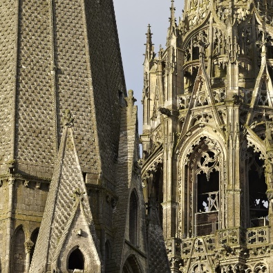 4. Flèche sud (1er plan) et flèche nord. Cathédrale de Chartres