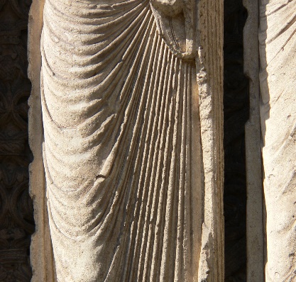 6. Détails du drapé. ‘Statue-colonne’ d’un prophète juif. Baie centrale du portail royal. Cathédrale de Chartres
