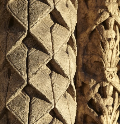 21. Motifs rubanés. Colonnettes du portail royal. Cathédrale de Chartres