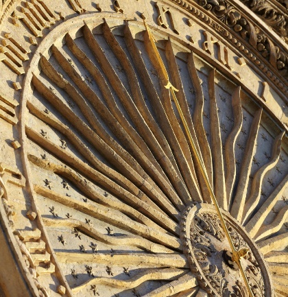 23. Cadran du pavillon de l’horloge, au pied du clocher nord. Cathédrale de Chartres