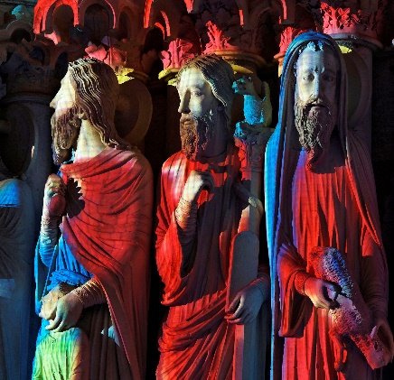35. Abraham, Moïse et Aaron, dans la scénographie de Chartres en Lumières. Portail nord. Cathédrale de Chartres