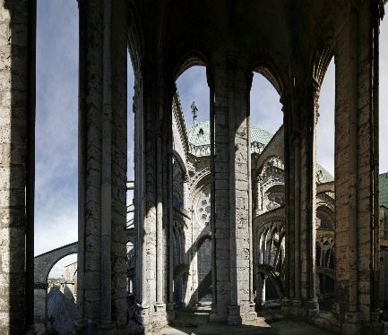 37. Vue sur le chevet depuis une tour latérale du chœur. Cathédrale de Chartres